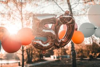 beige 50 balloon decor by Peri Stojnic courtesy of Unsplash.