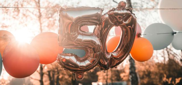 beige 50 balloon decor by Peri Stojnic courtesy of Unsplash.
